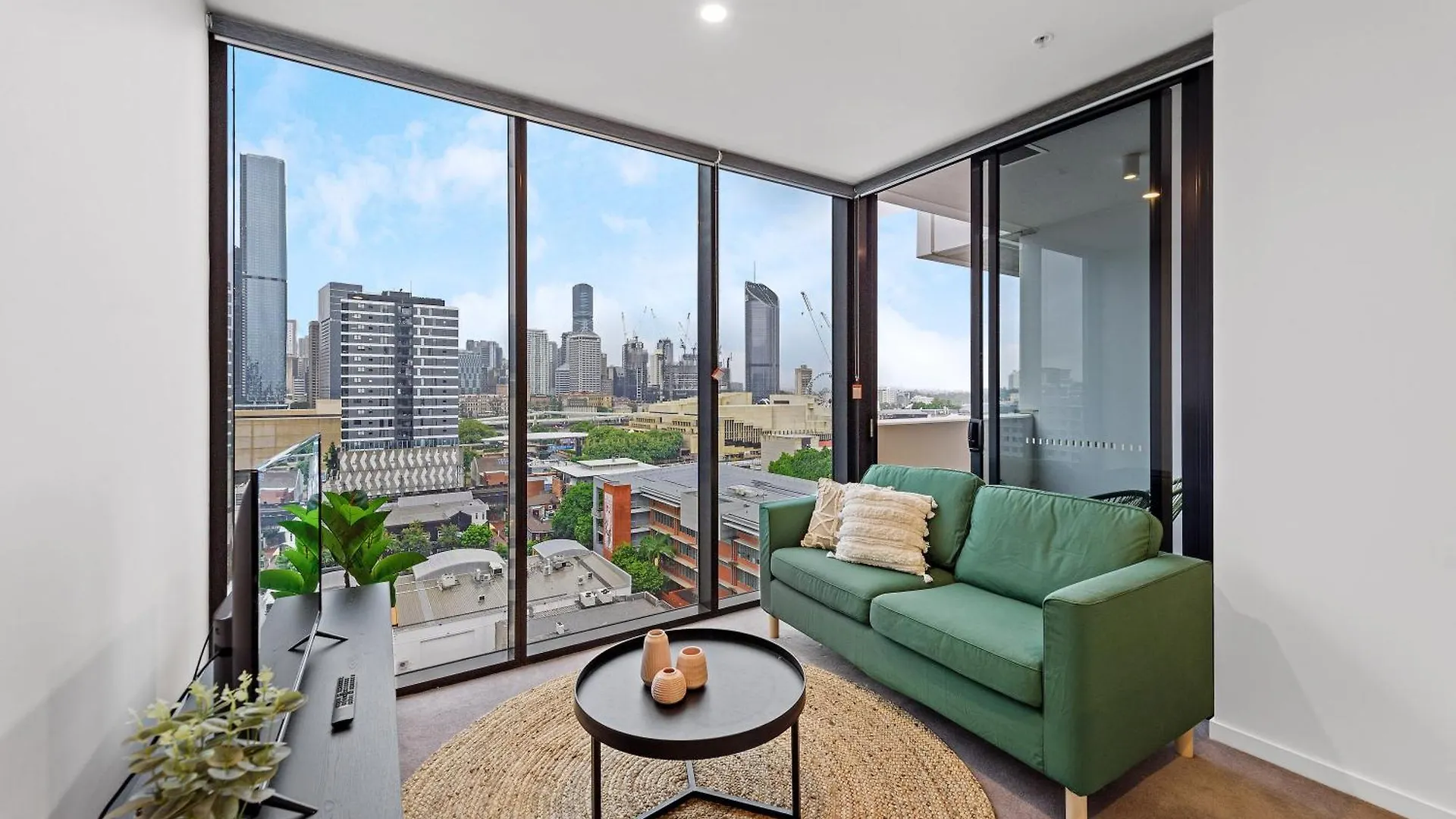 Central South Bank Apt With City Views, Study & Park Brisbane