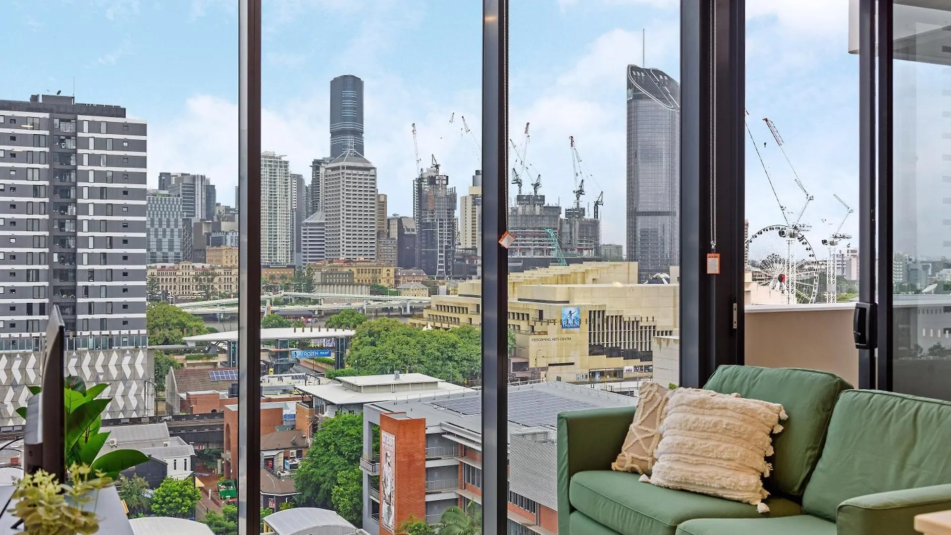 Central South Bank Apt With City Views, Study & Park Brisbane Australia