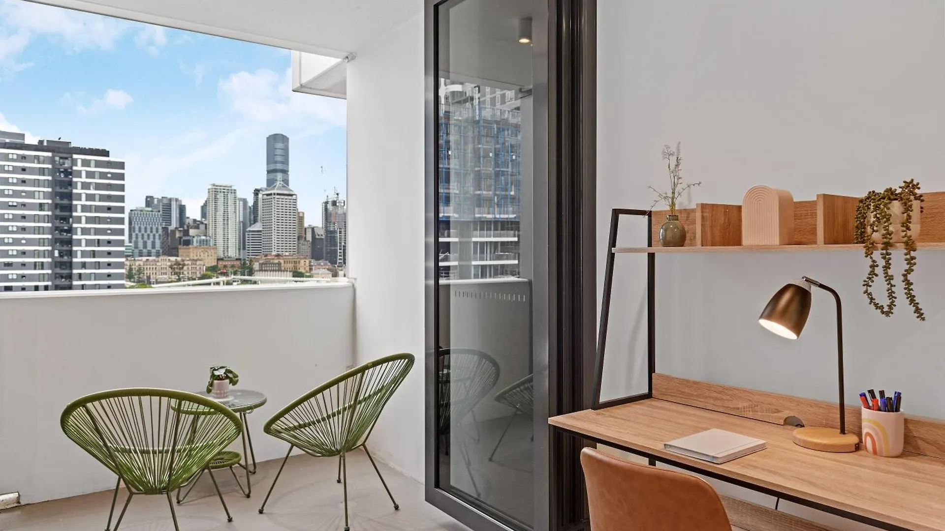 Central South Bank Apt With City Views, Study & Park Brisbane 0*,  Australia
