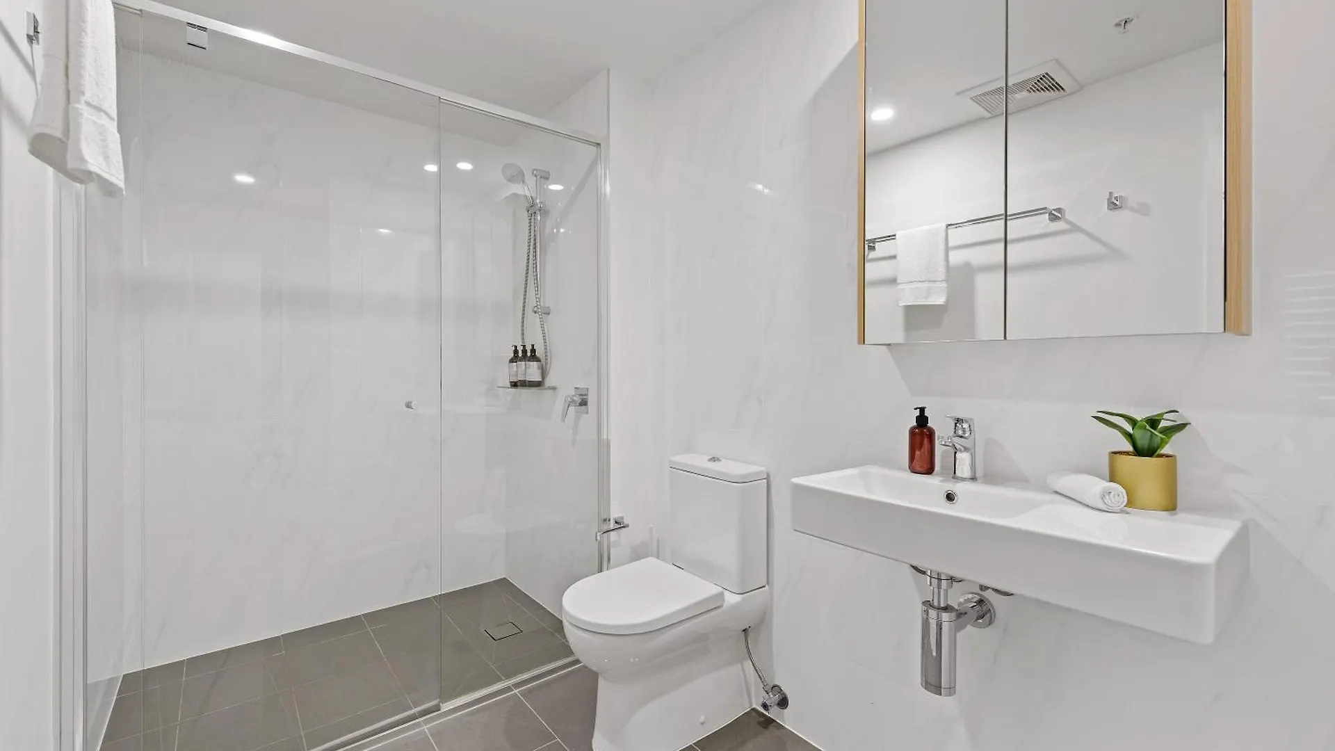 Central South Bank Apt With City Views, Study & Park Brisbane Apartment