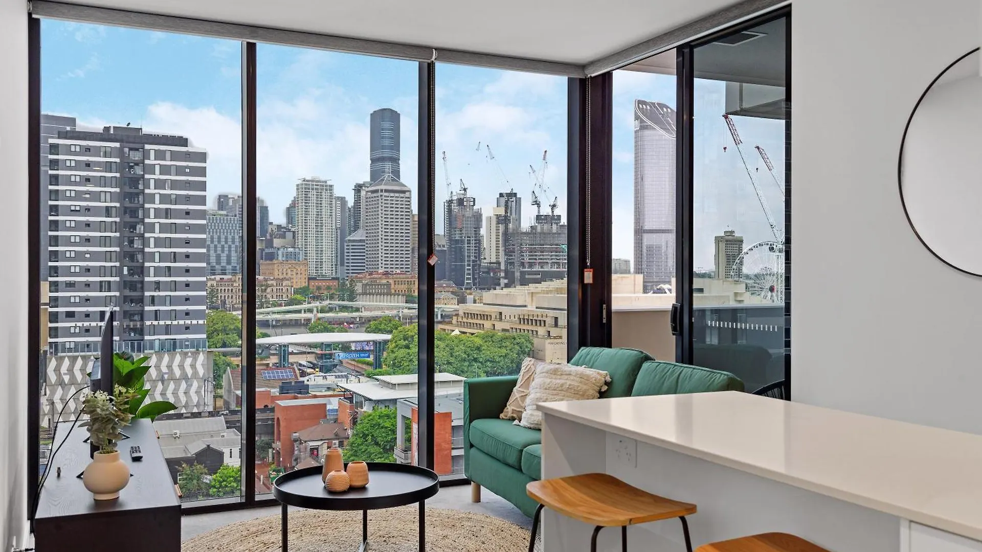 Central South Bank Apt With City Views, Study & Park Brisbane Apartment